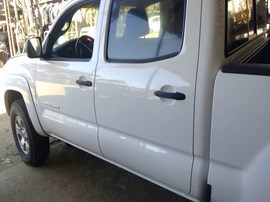 2006 TOYOTA TACOMA, WHITE, SR5, PRE-RUNNER, CREW CAB, 4.0L, AT, 2WD.  Z26370